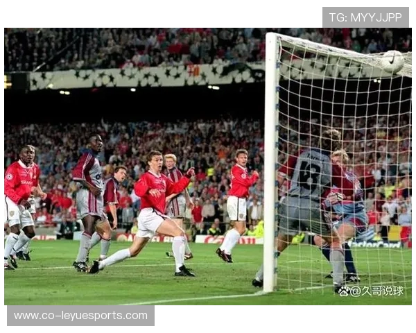 足球球星精准破门绝杀时刻展现个人技艺和团队配合完美结合