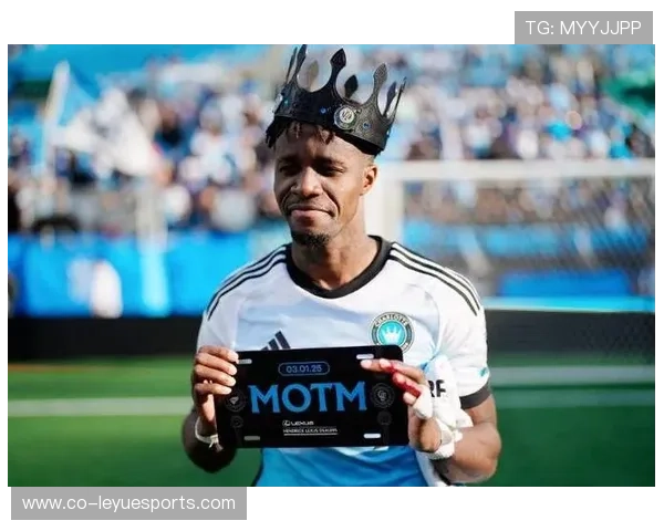 足球球星身型女孩子塑造力量与优雅的完美结合,展现自信与运动之美 足球球星身型女孩子塑造力量与优雅的完美结合,展现自信与运动之美