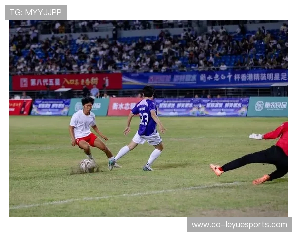 足球球星开炮直言赛场不公引发热议各界声音不断扩散